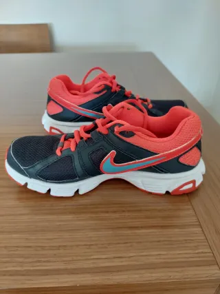 Zapatillas Nike Mujer Grises y Coral