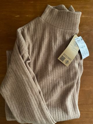 Jersey Kiabi cuello alto beige talla M