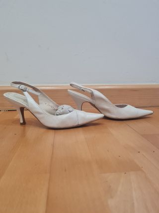 Zapatos de tacón blancos