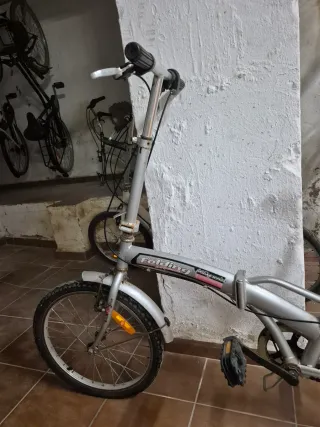 Bicicleta plegable plateada
