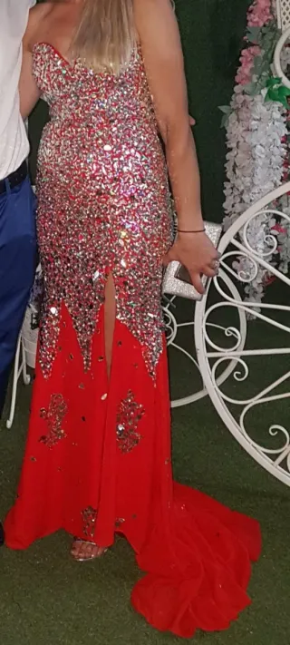 Vestido de fiesta rojo y plateado