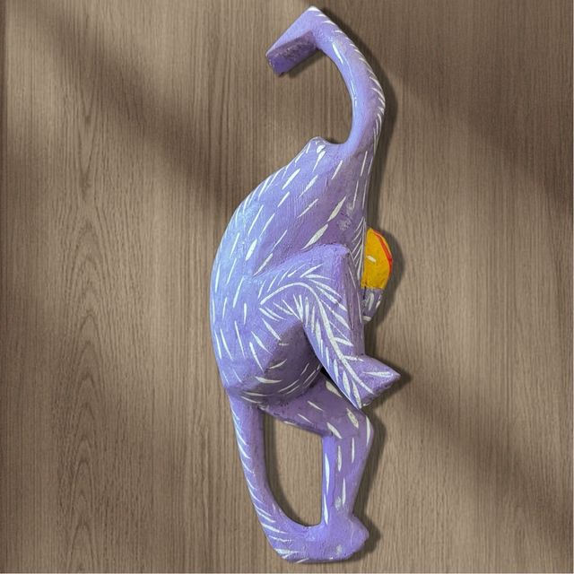 Scimmia con frutto giallo