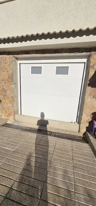 Puerta de garaje abatible blanca