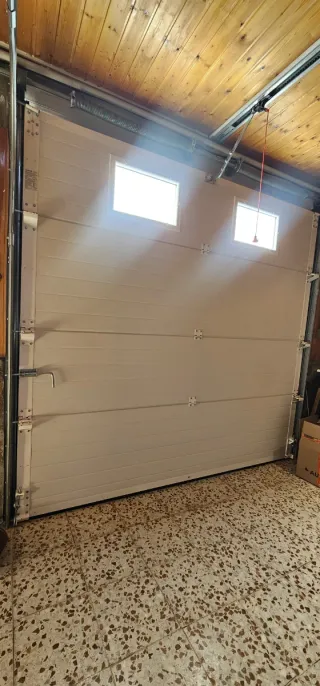Puerta de garaje abatible blanca