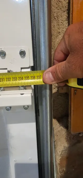 Puerta de garaje abatible blanca