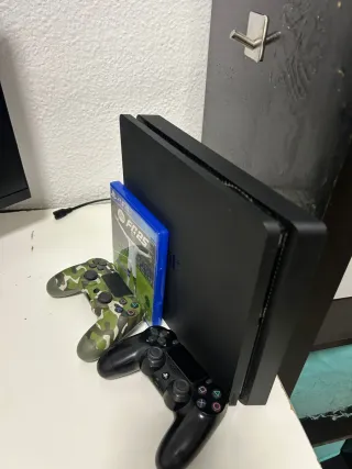 Consola PS4 + 2 Mandos + Juego FIFA 25