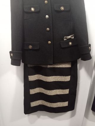 Traje negro y dorado