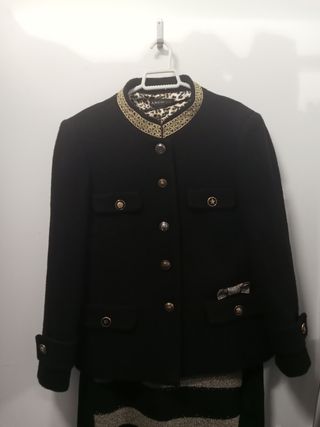 Traje negro y dorado