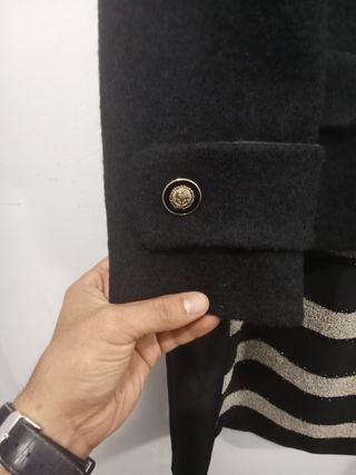 Traje negro y dorado