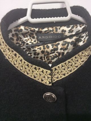 Traje negro y dorado