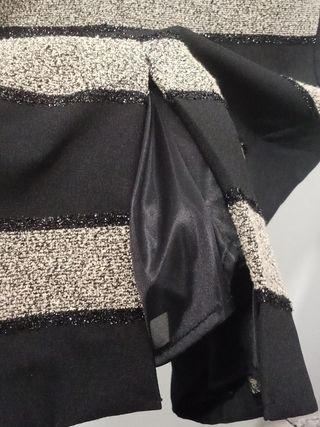 Traje negro y dorado