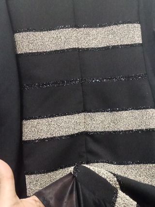 Traje negro y dorado