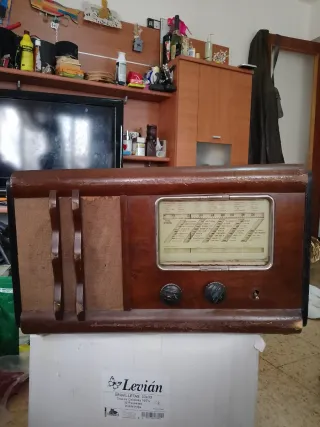 Radio antigua de tubos para expositor
