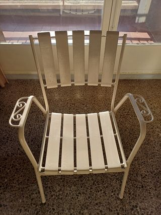 Silla de jardín de hierro blanca