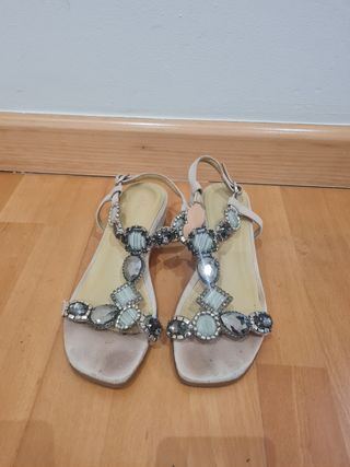 Sandalias Beige y Plateadas con Pedrería
