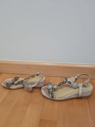 Sandalias Beige y Plateadas con Pedrería