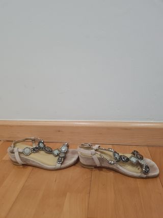 Sandalias Beige y Plateadas con Pedrería