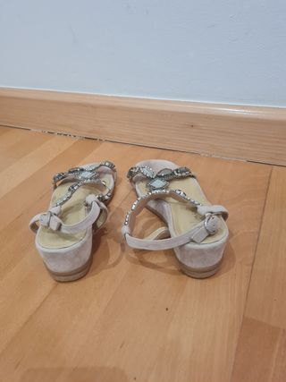 Sandalias Beige y Plateadas con Pedrería