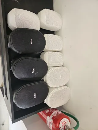 Ra ucho oferta 
Altavoces Apart Negros y Blancos
