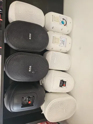 Ra ucho oferta 
Altavoces Apart Negros y Blancos