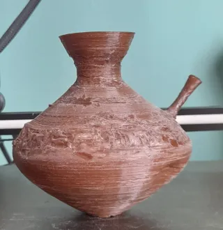 Vasija antigua marrón.Reproduccion.