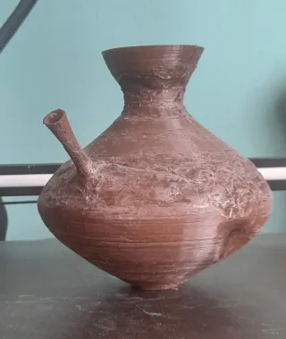 Vasija antigua marrón.Reproduccion.