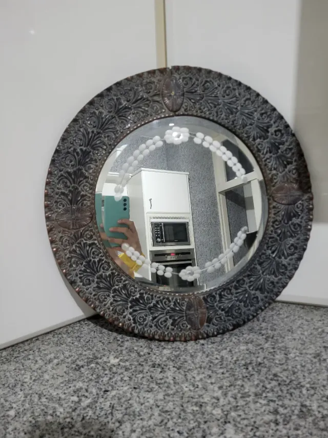 Espelho de parede decorativo em metal