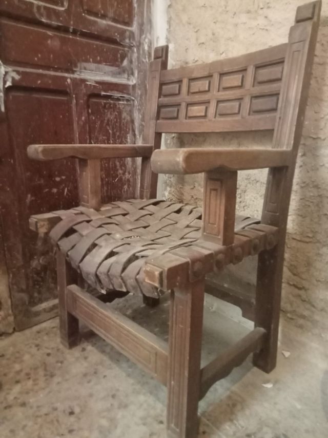 Silla antigua de madera para restaurar