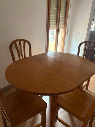 Mesa de comedor de madera