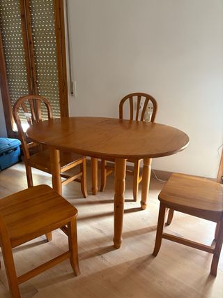 Mesa de comedor de madera