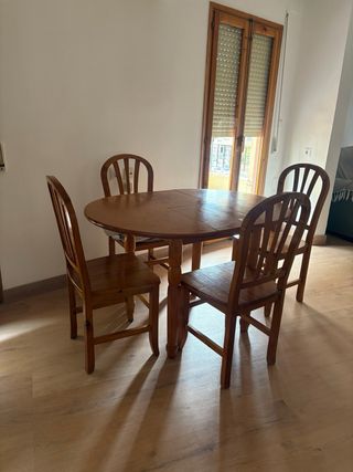 Mesa de comedor de madera