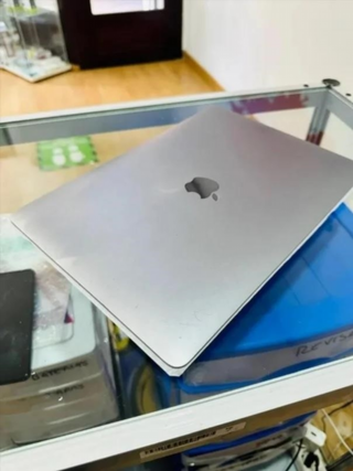 MacBook Pro 2020 8GB RAM i5 Plata