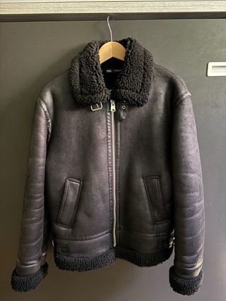 Cazadora Zara efecto piel negra