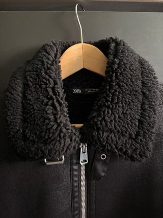 Cazadora Zara efecto piel negra