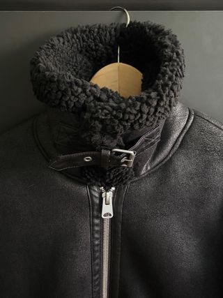 Cazadora Zara efecto piel negra