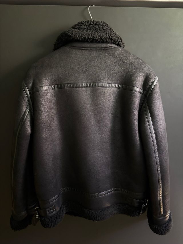 Cazadora Zara efecto piel negra