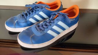 Scarpe Adidas blu e arancioni