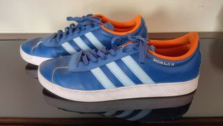Scarpe Adidas blu e arancioni