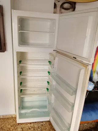 Nevera blanca con congelador funcionando 