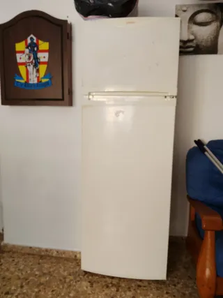 Nevera blanca con congelador funcionando 