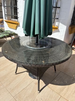 Mesa de exterior ratán y cristal