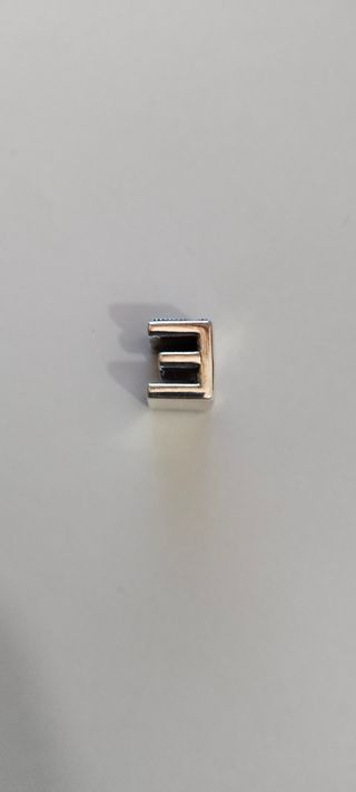 Charm Letra E Pandora Plata