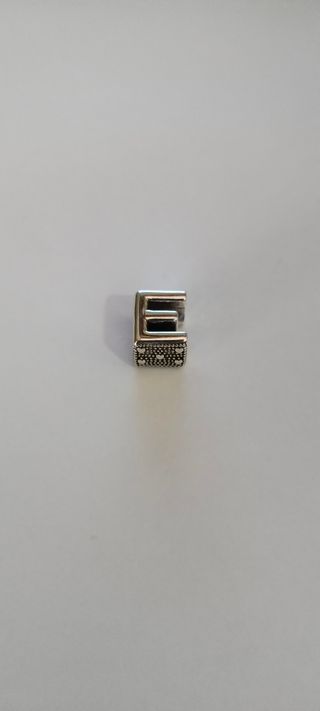 Charm Letra E Pandora Plata