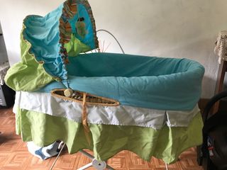 Moisés para bebé con capota y móvil