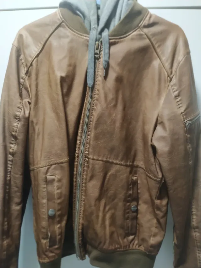 Cazadora efecto piel con capucha