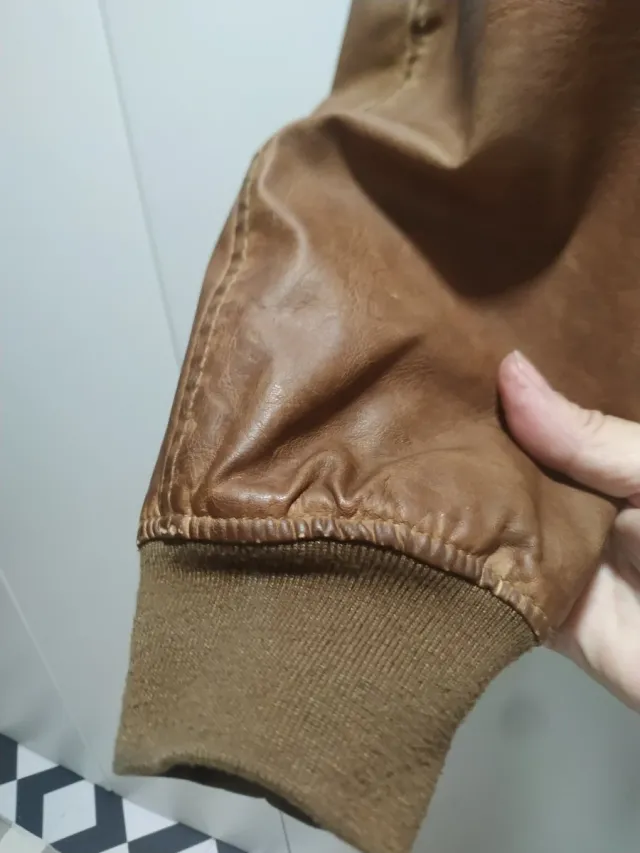 Cazadora efecto piel con capucha