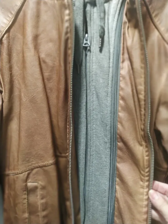 Cazadora efecto piel con capucha