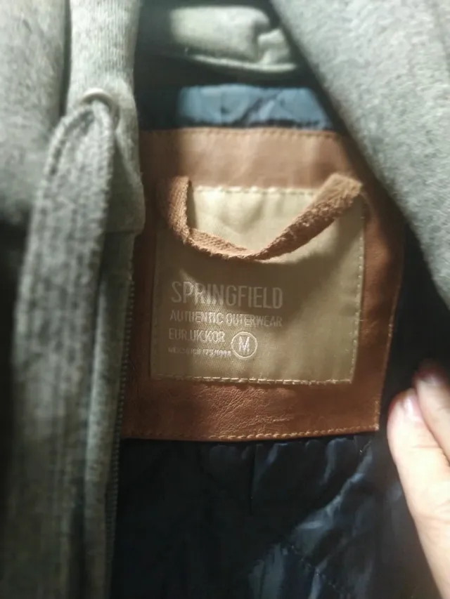 Cazadora efecto piel con capucha