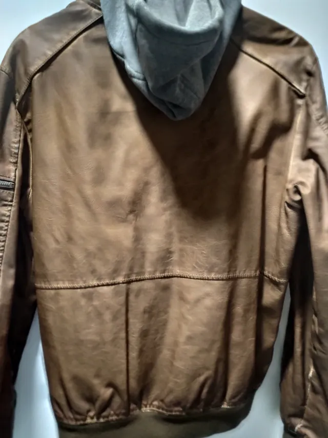 Cazadora efecto piel con capucha