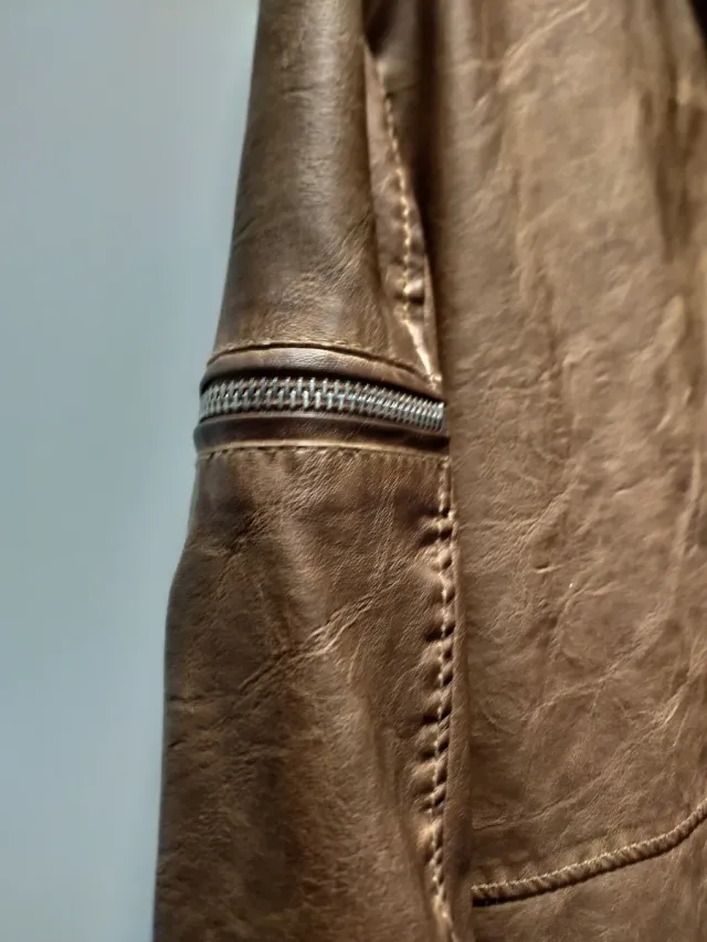 Cazadora efecto piel con capucha